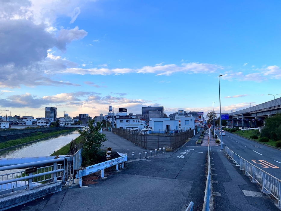 ［写真］若江立坑の地上部の敷地は、西側を第二寝屋川、東側を大阪中央環状線に挟まれている＝東大阪市で（撮影：具志堅浩二）