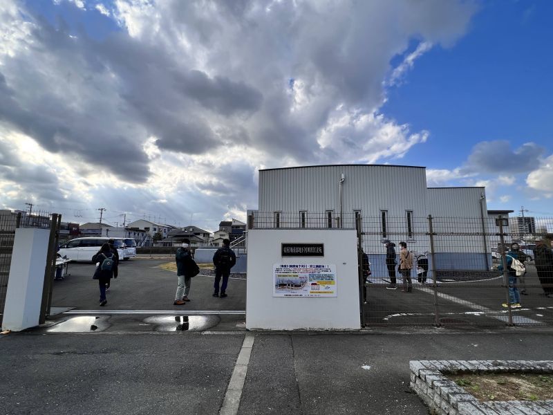 ［写真］若江立坑の前。看板に「寝屋川南部河川若江立坑」と記されている＝東大阪市で（撮影：具志堅浩二）