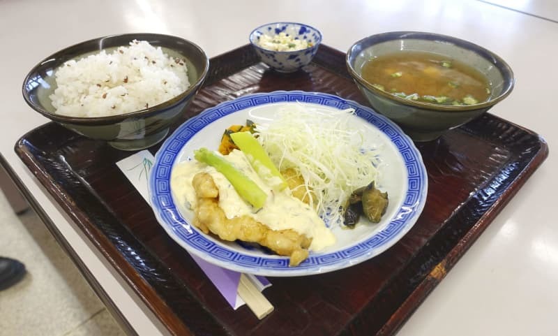 香川県立三本松高校の学食のチキン南蛮定食