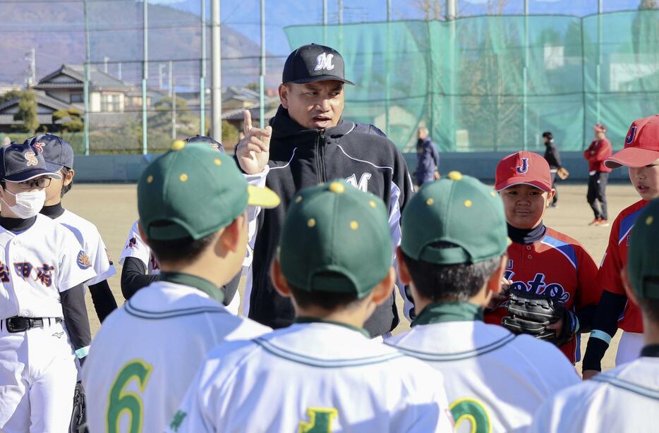 甲府市で開いた野球教室で指導するプロ野球ロッテ前監督の井口資仁氏（中央）＝17日