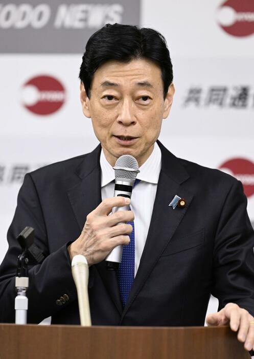 共同通信加盟社論説研究会で講演する西村経産相＝8日午後、東京・東新橋