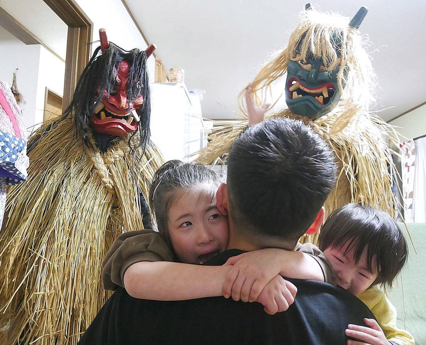 家に来たナマハゲを怖がる子どもたち＝31日午後、秋田県男鹿市