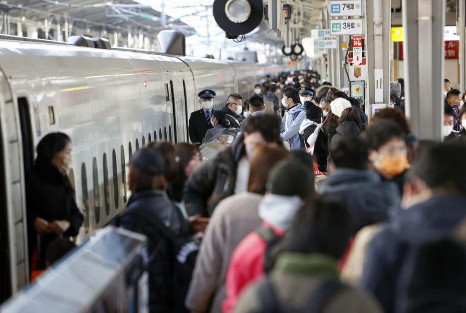 昨年12月、帰省ラッシュで混雑するJR新大阪駅の新幹線ホーム