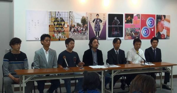 [写真]テレビなどで話題となったユニークなポスターをウチでもと、若き商店主らが立ち上がった＝1日午前、兵庫県伊丹市で