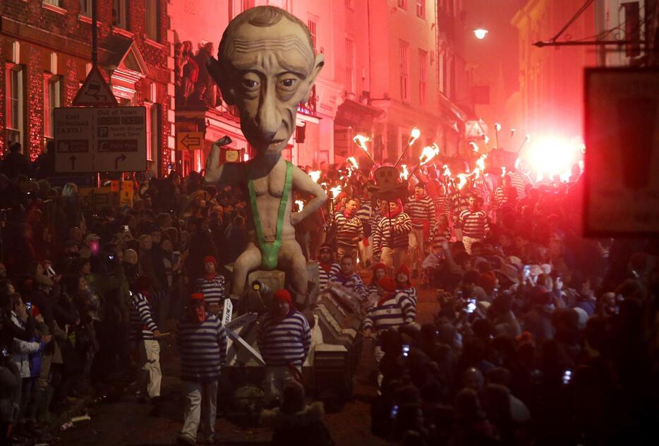 【世界の祝祭】英 ボンファイア・ナイト（ロイター/アフロ）