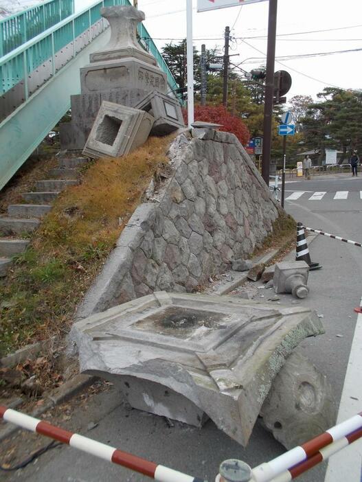 [写真]長野市の善光寺近くで道路上に落ちた灯篭。灯篭は安政6年建立＝長野市内、11月23日午前