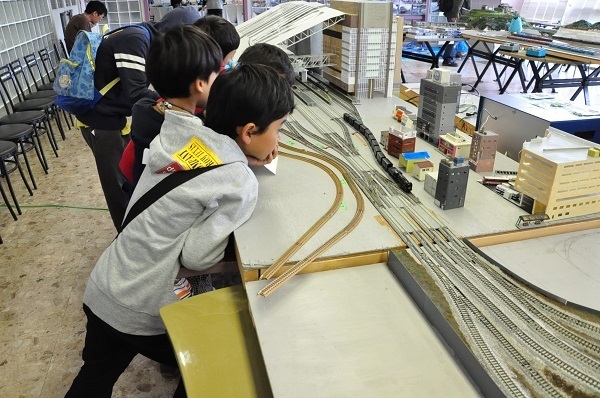 [写真]画面奥が大屋根付きのJR大阪駅。最先端の駅舎と懐かしい蒸気機関車の組み合わせも、鉄道ジオラマならではのだいご味