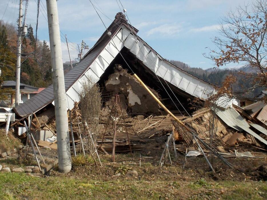 [写真]屋根が落ちた建物