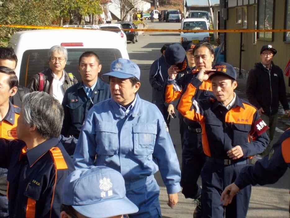 [写真]被災現場を視察する安倍首相。右後ろ無帽は阿部長野県知事
