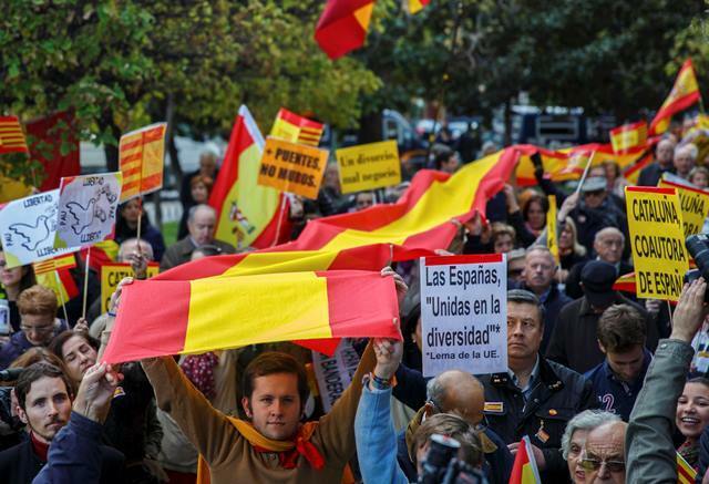 カタルーニャ独立投票に抗議(ロイター/アフロ)