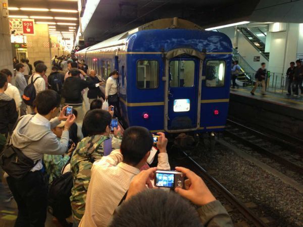 [写真]大阪駅に入線した「日本海縦貫線号」多くの鉄道ファンがカメラを向けた