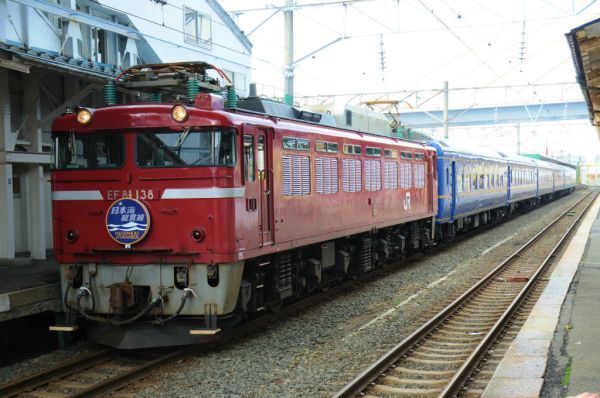 [写真]青森駅で出発を待つ「日本海縦貫線号」