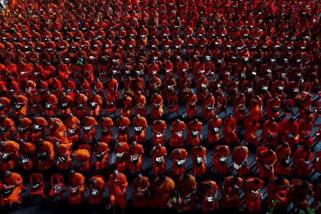 1万人の僧侶が集まる、バンコクで施しを集めるイベント＝11月23日（ロイター/アフロ）