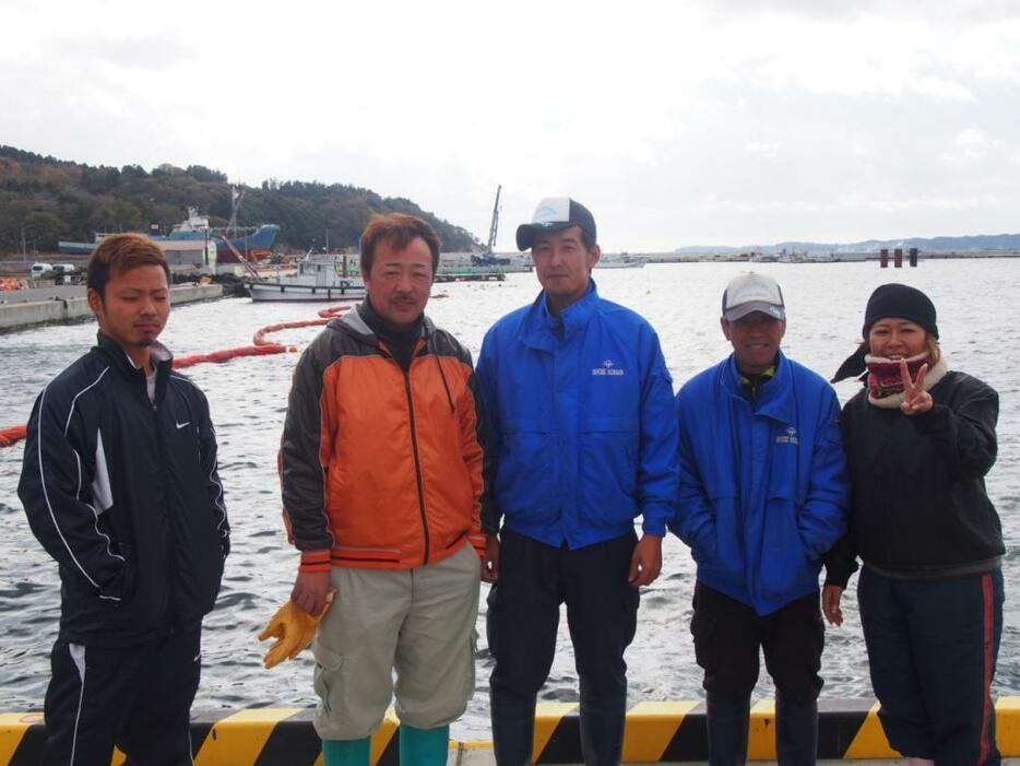 [写真]アワビ漁を終えた成田さん夫婦と阿部さん（左から2人目）ら＝2014年11月15日