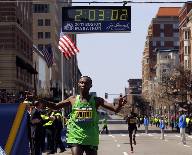 [写真]2011年ボストンマラソンで2時間3分2秒をマークして優勝したジョフリー・ムタイ（ケニア）（ロイター/アフロ、2011年4月18日撮影）