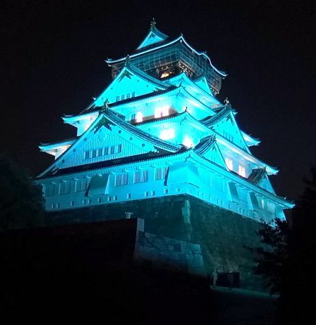 [写真]世界糖尿病デーに合わせ青く輝く大阪城＝14日午後7時40分ごろ、大阪市中央区で