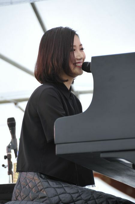 [写真]ライブのトップバッターを務めた大塚愛。ピアノ演奏で会場は盛り上がった（FM大阪提供）