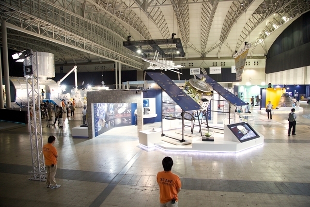 「宇宙博2014」で展示された小惑星探査機「はやぶさ」 実物大モデル=2014年7月18日（アフロ）