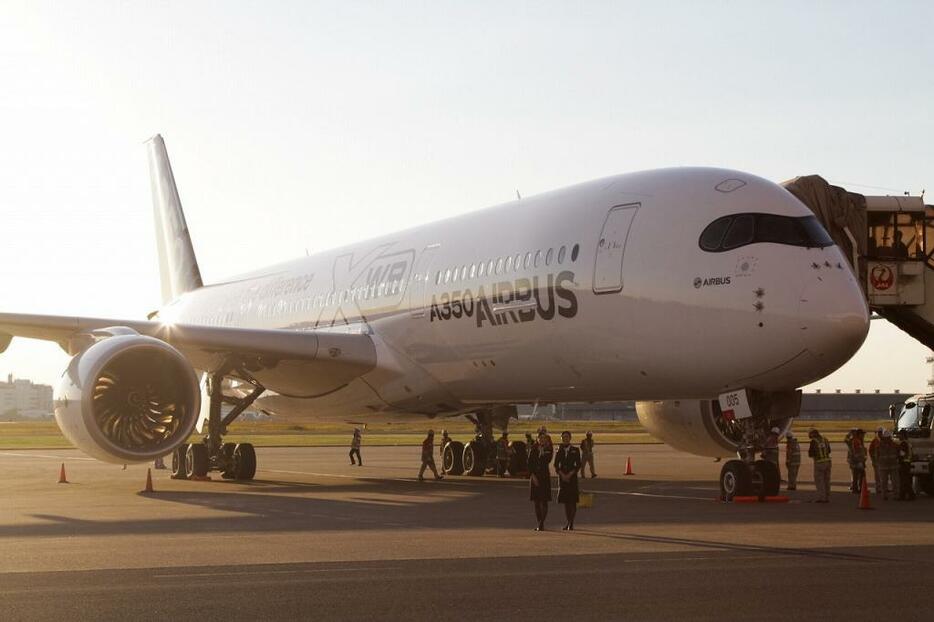 [写真]JALの格納庫前に駐機されたA350 XWB（2014年11月19日、小山英之氏撮影）