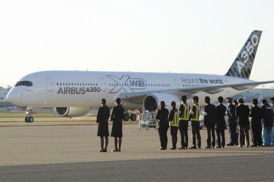 [写真]駐機前に職員による歓迎を受けるA350 XWB（2014年11月19日、小山英之氏撮影）