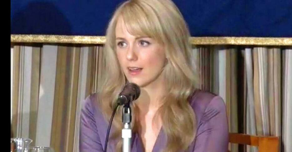 ［写真］会見にのぞむ米女優のシャーロット・ケイト・フォックスさん