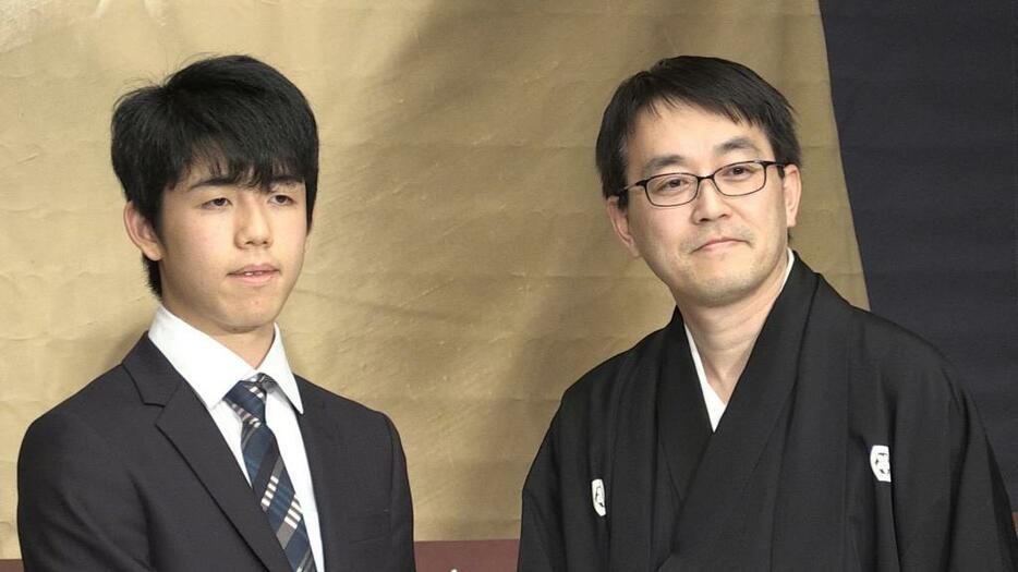 [画像]揃って会見に臨んだ羽生善治氏と藤井聡太氏