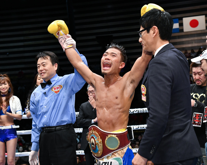 木村翔はフルスイングを続けて元世界王者の五十嵐をTKOで破った（写真・山口裕朗）