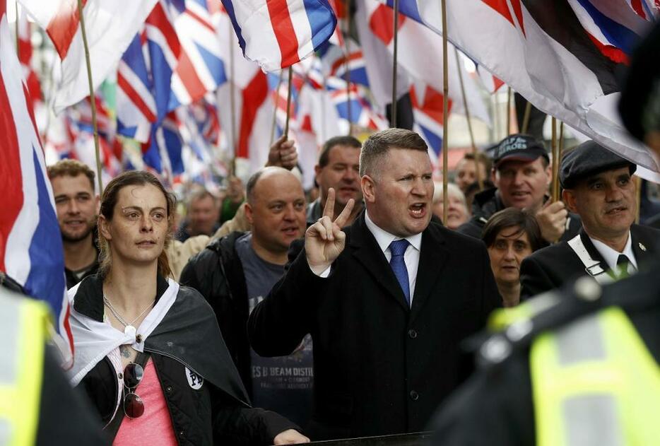 [写真]イギリスの極右政党「ブリテン・ファースト」は反イスラム的な言動を繰り返している。写真中央はポール・ゴールディング党首（ロイター/アフロ）