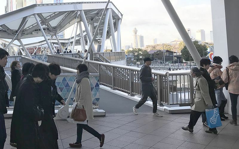 [写真]寒さのためコートにマフラーといった厚着姿の人が多く見られた＝12日午後、大阪市内で