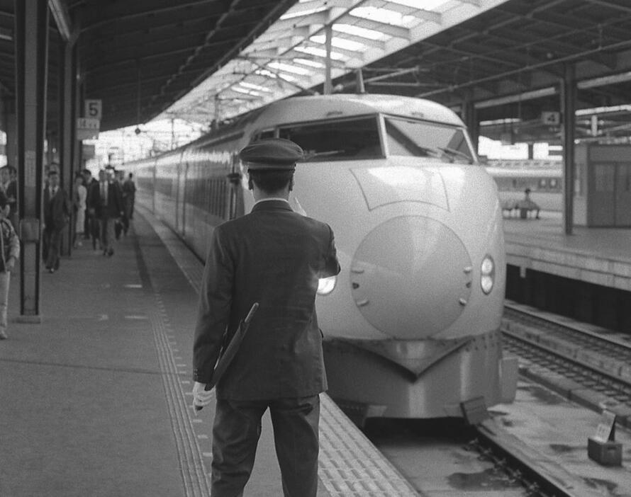 かつては乗客の乗り降りを目視で確認していた。1979（昭和54）年ごろ、国鉄・東海道新幹線、新大阪駅にて（写真：ペイレスイメージズ/アフロ）