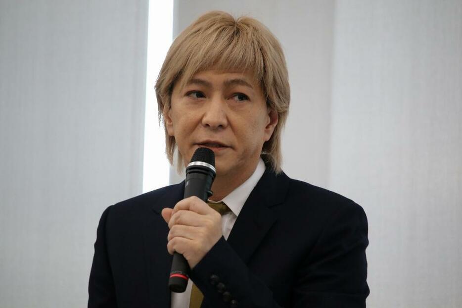 不倫報道の小室哲哉が会見（THE PAGE編集部）