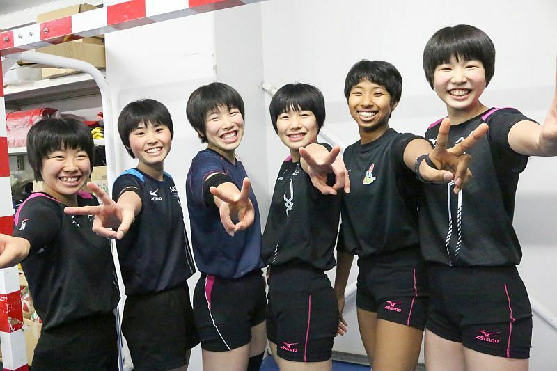 [写真]金蘭会バレー部の1，2年メンバー。（左から）中川つかさ選手、水杉玲奈選手、中澤恵選手、曽我啓菜選手、宮部愛芽世選手、西川有喜選手＝大阪市北区で（撮影：柳曽文隆）