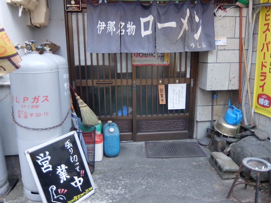 駅近くにあるローメンの人気店「うしお」