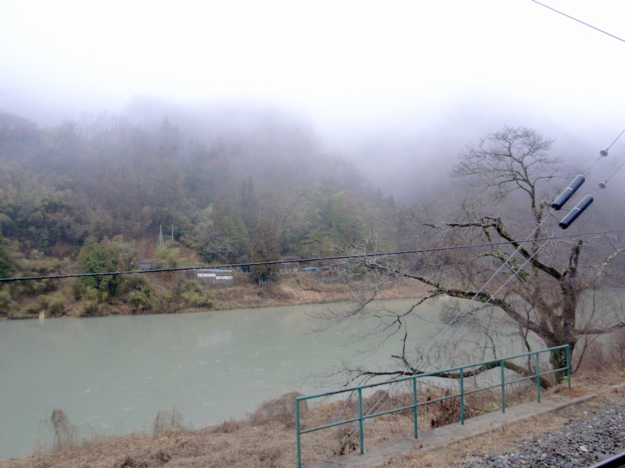 霧の向こうには、天竜川の力強い流れがあった