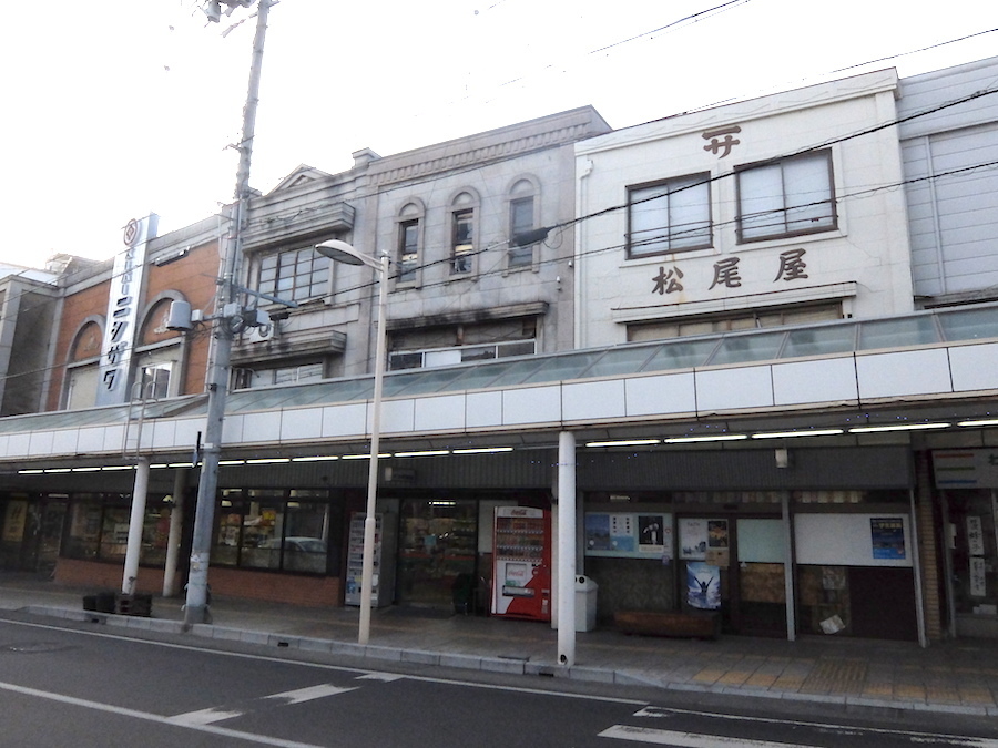 アーケードから目線を上げると見える「古き良き」看板建築