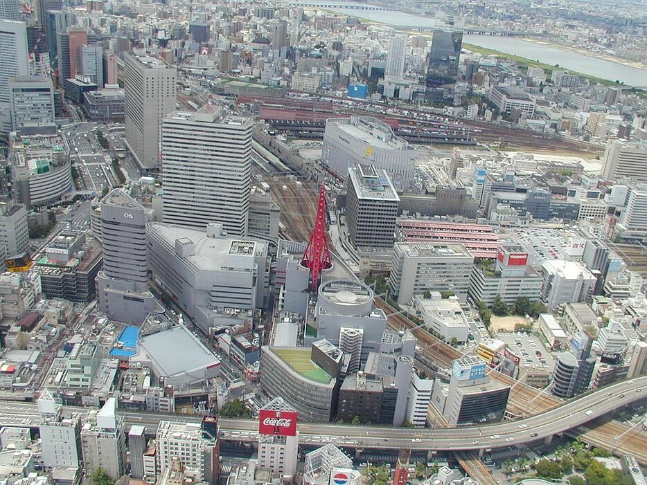 ［写真］2003年に撮影したJR大阪駅周辺の写真。中央にHEP FIVEの赤い観覧車。その上には旧大阪駅舎、大阪タワーも確認できる（撮影：柳曽文隆）