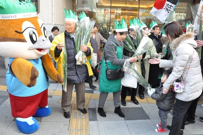 [写真]難波ネギの無料配布会＝大阪市中央区の大阪高島屋前で（撮影：岡村雅之）