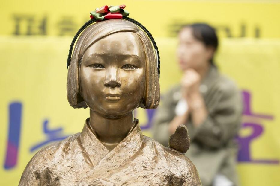 [写真]韓国の日本大使館前の少女像（Lee Jae-Won/アフロ）
