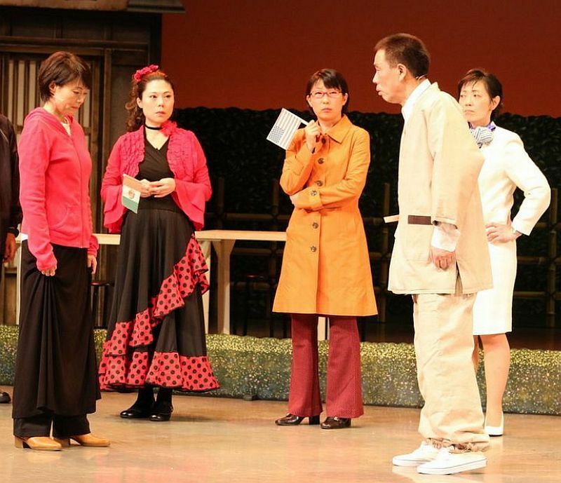 [写真]座長として俳優として本公演で奮闘する妹尾和夫（右から2人目）=2015年、大阪市北区で（撮影：柳曽文隆）