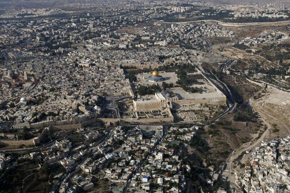 [写真]エルサレム旧市街の空撮写真。2008年10月15日撮影（ロイター/アフロ）