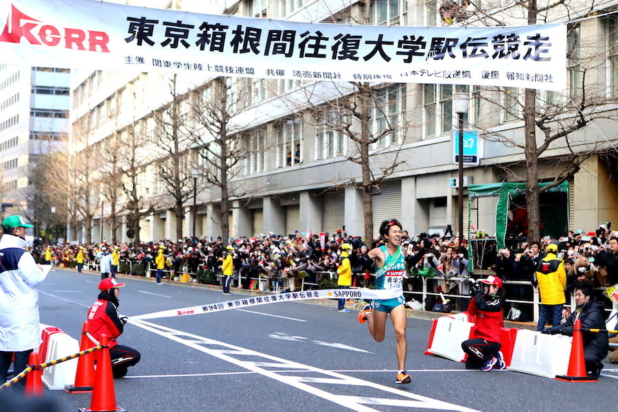 青学大は逆転で史上6校目のV4を果たす（写真：西村尚己/アフロスポーツ）