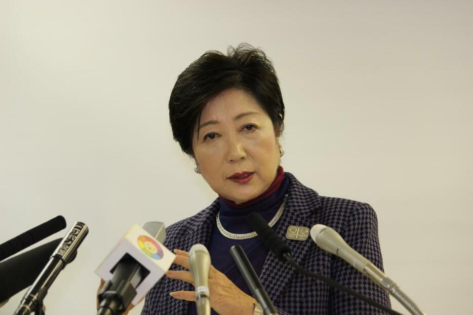 [写真]2018年度予算案を発表した小池知事