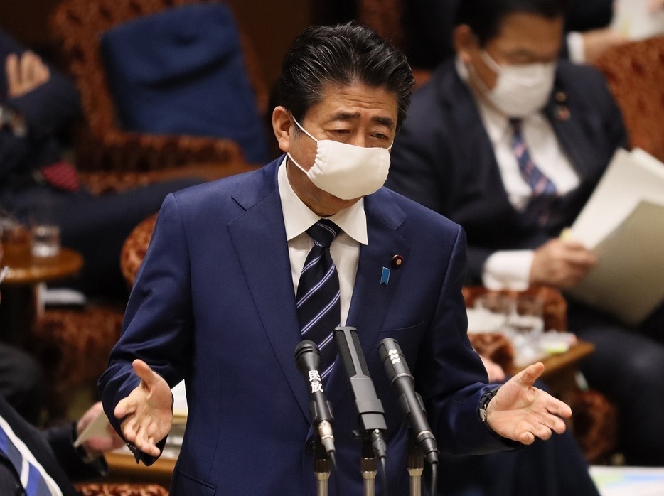 [写真]マスク姿で答弁する安倍首相。新型コロナウイルスの流行状況について、3日の国会では「まさに瀬戸際が継続している」との認識を示した。写真は1日の参院決算委員会（つのだよしお/アフロ）