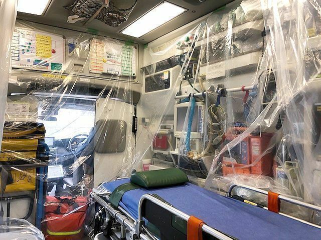 [写真]新型コロナウイルス専用救急車の内部。すべての面でシートがていねいにはられている。もちろん都度、取り替えられる（提供：生駒市消防本部）