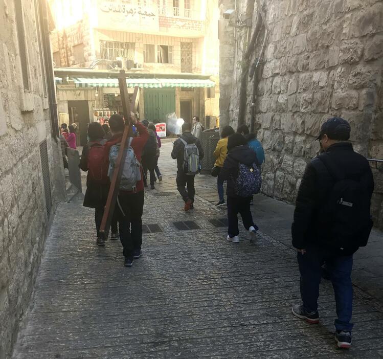 イスラエル・エルサレム。イエスが十字架を背負って刑場のあるゴルゴダの丘まで歩んだ「ヴィア・ドロローサ（悲しみの道）」には、巡礼に訪れた人々がいた。2019年12月22日（撮影：村松まどか）