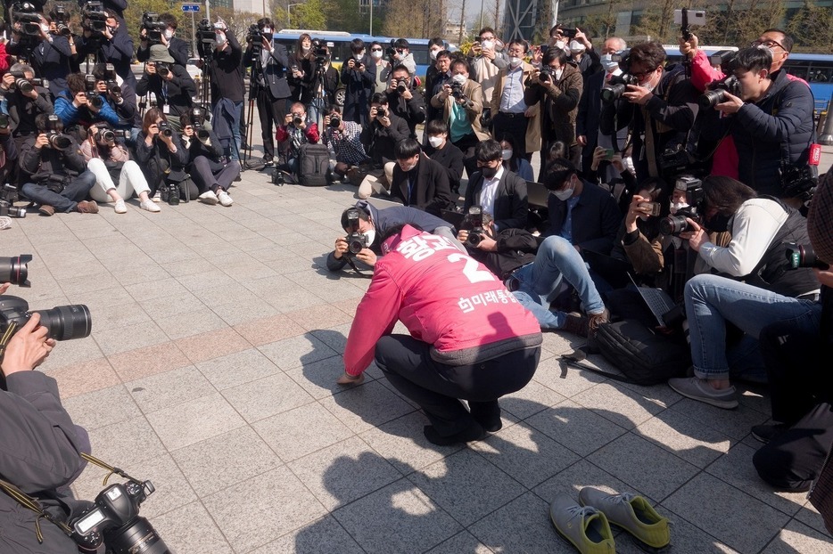 [写真]選挙運動中に開いた記者会見で頭を下げる未来統合党の黄教安代表（Lee Jae-Won/アフロ）