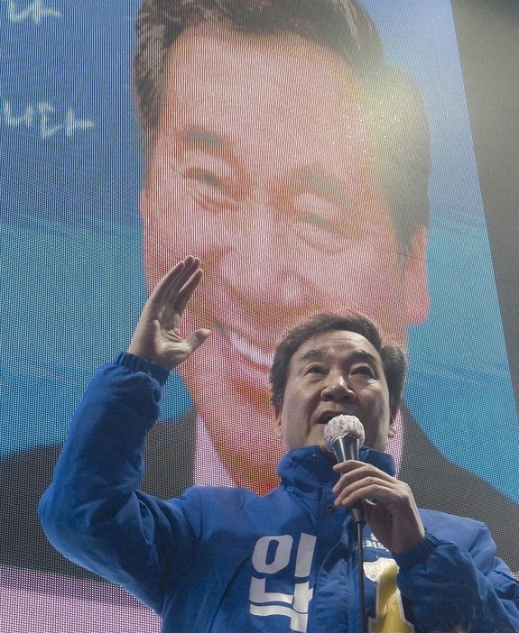 [写真]今回の与党圧勝を受け、共に民主党の李洛淵前首相は大統領候補に浮上したといわれる（Lee Jae-Won/アフロ）