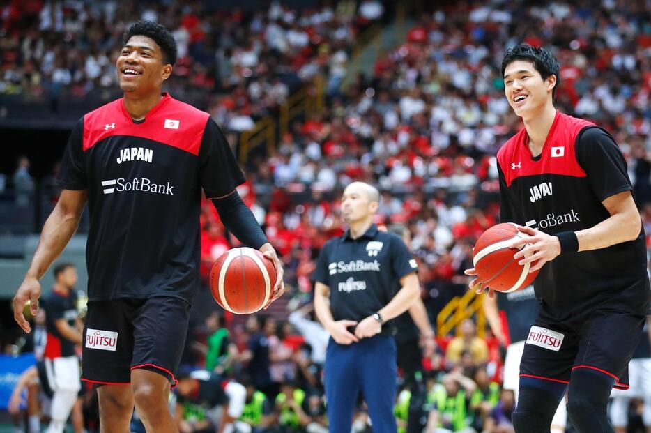 東京五輪の1年延期は中断しているNBAで活躍中の日本版ドリームチーム候補、八村塁(左）、渡邊雄太(右）らにどんな影響を与えるのか？(写真：田村翔/アフロスポーツ)