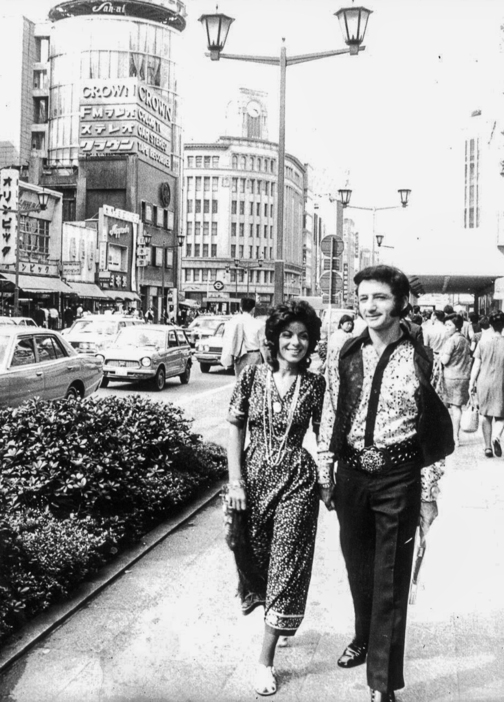 銀座の街を歩く「ヘドバとダビデ」1970年（提供写真）