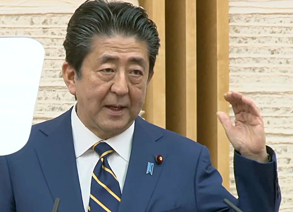 会見した安倍晋三首相＝7日午後7時すぎ